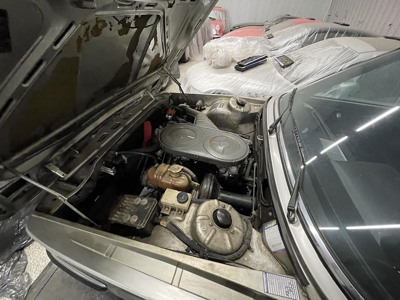 BMW Řada 5 (1974) 525i E12 REZEVOVÁNO - fotka 8 z 26