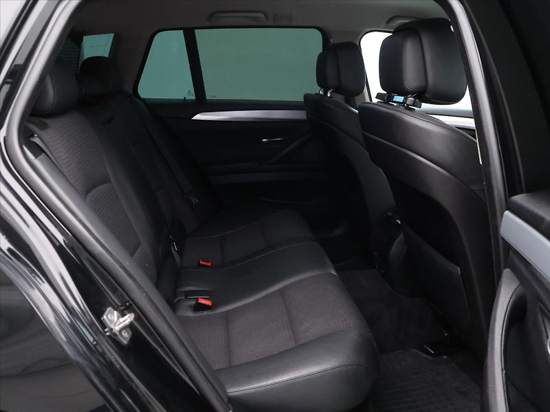 BMW Řada 5 3,0 530d x Drive Tažné Klima - fotka 14 z 38