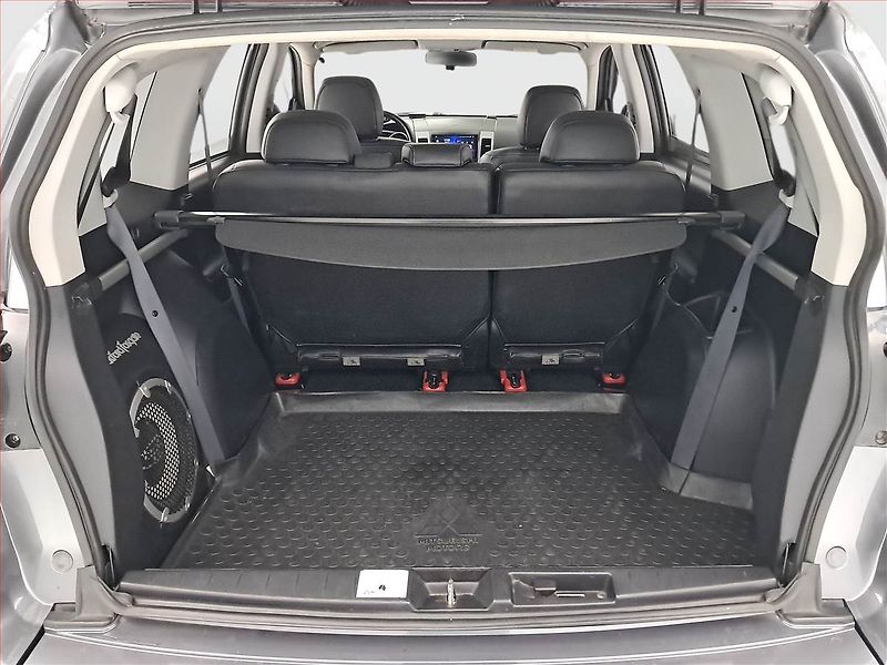 Mitsubishi Outlander (2007) 2.0 DI-D, 4X4, 7 míst - fotka 13 z 20