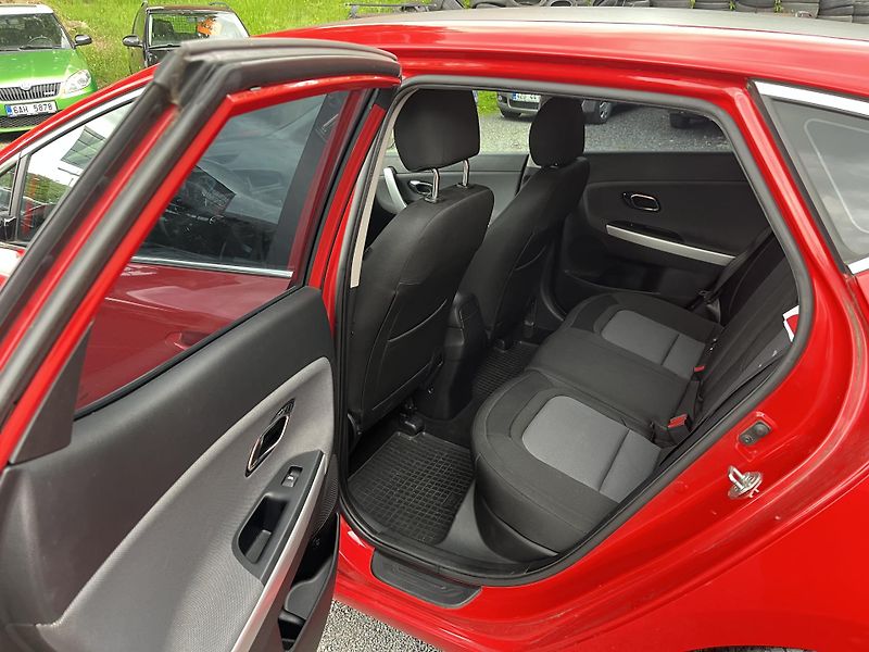 Kia Ceed (2015) 1,6 GDi 99 Kw ČR!!! - fotka 10 z 19