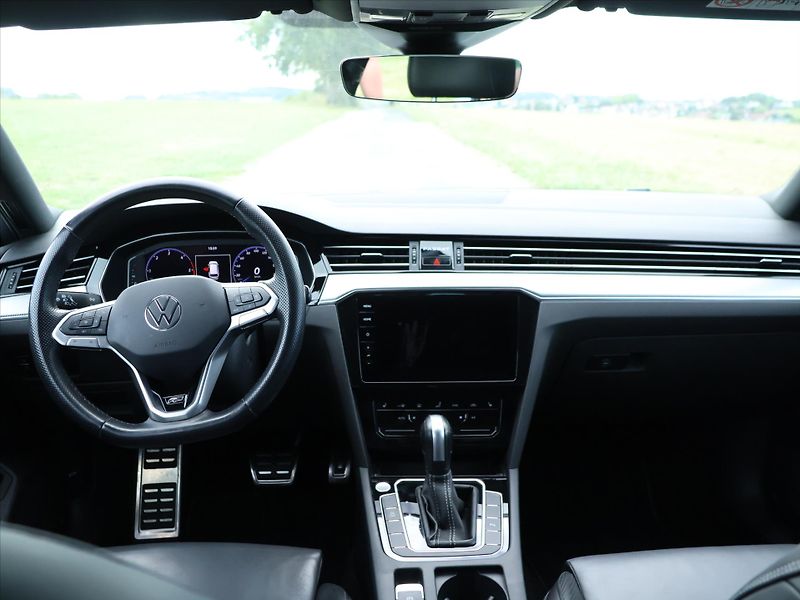 Volkswagen Passat 2,0 TDI DSG R-LINE Matrix - fotka 16 z 32