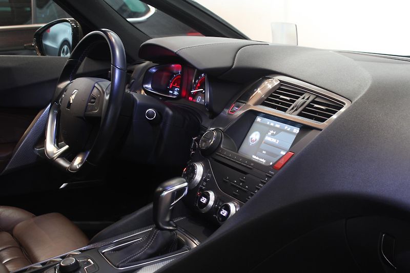 Citroën DS5 (2013) 2.0HDI Automat 120kW Navi ČR - fotka 19 z 36