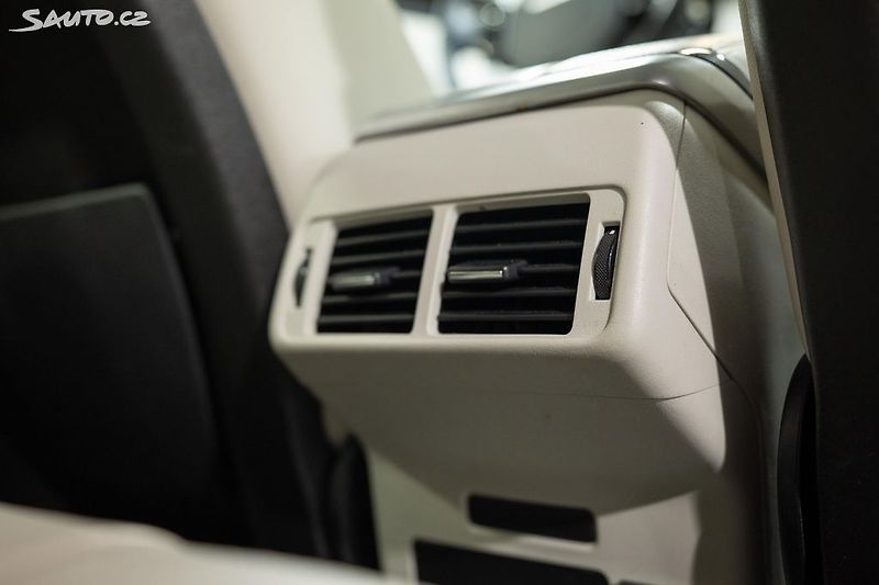 Land Rover Range Rover Velar 2.0 P250 184 kW - fotka 24 z 33