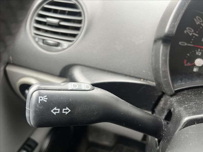 Volkswagen New Beetle 1,6 i STK 4/2028 EKO ZAPLACENO - fotka 21 z 28