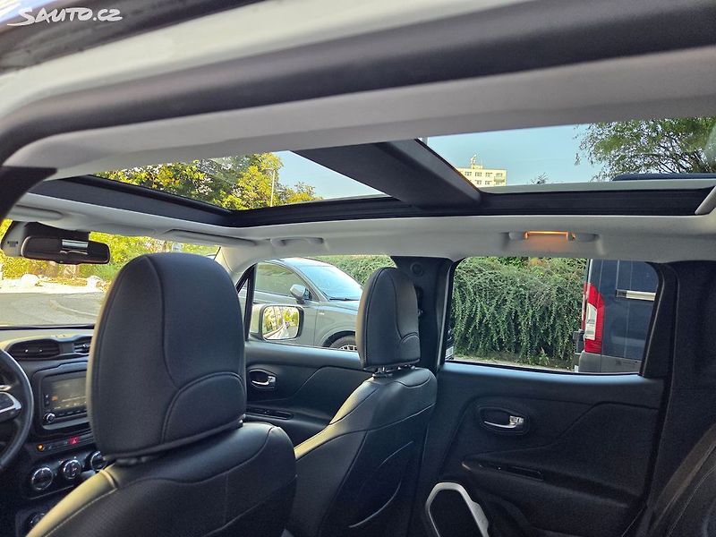 Jeep Renegade (2015) 2.0 CRD 4x4 Limited Aut Pano - fotka 24 z 43