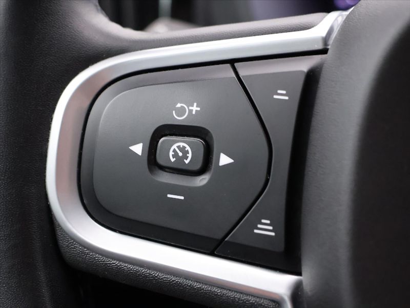 Volvo XC60 2,0 B4 145KW AWD MOMENTUM - fotka 21 z 40
