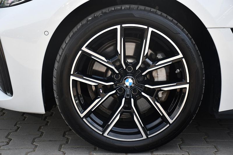 BMW i4 eDrive40 M-SPORT H/K 1M - fotka 38 z 42