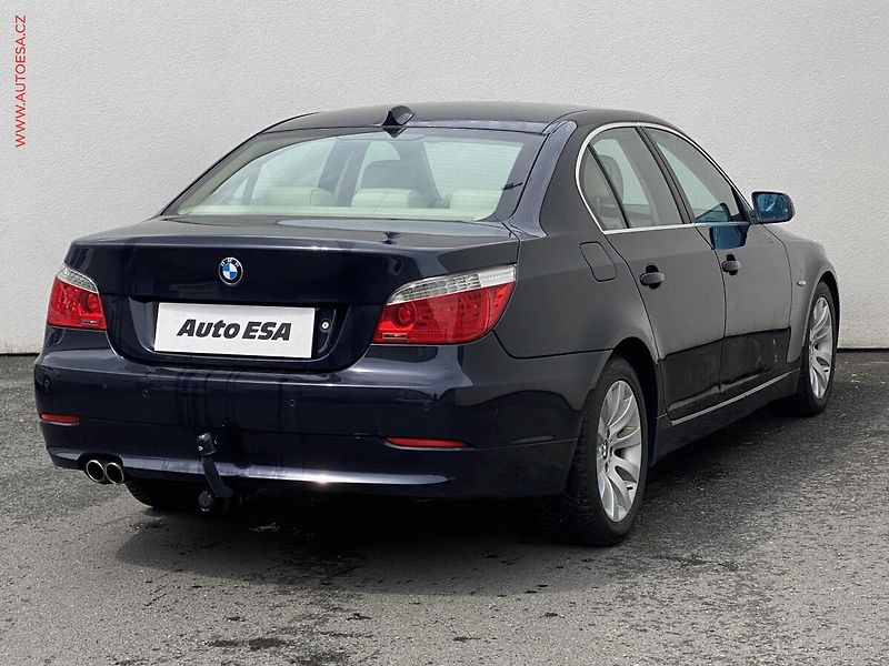 BMW Řada 5 (2007) 4.0i 540i, AT, bixen, kůže - fotka 4 z 23
