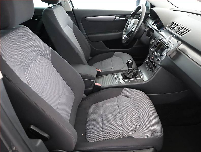 Volkswagen Passat (2011) 2.0 TDI, Navi, Xenony - fotka 7 z 20