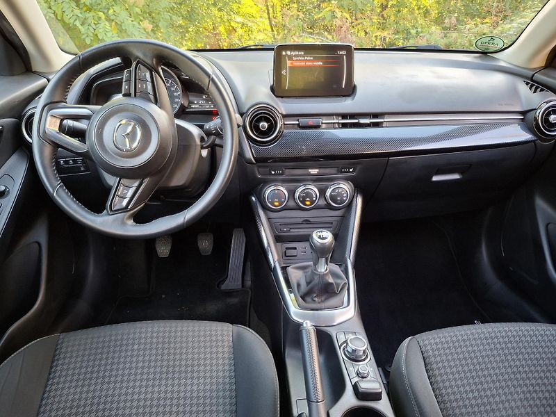 Mazda 2 1.5 benzin 66 kw - fotka 19 z 31