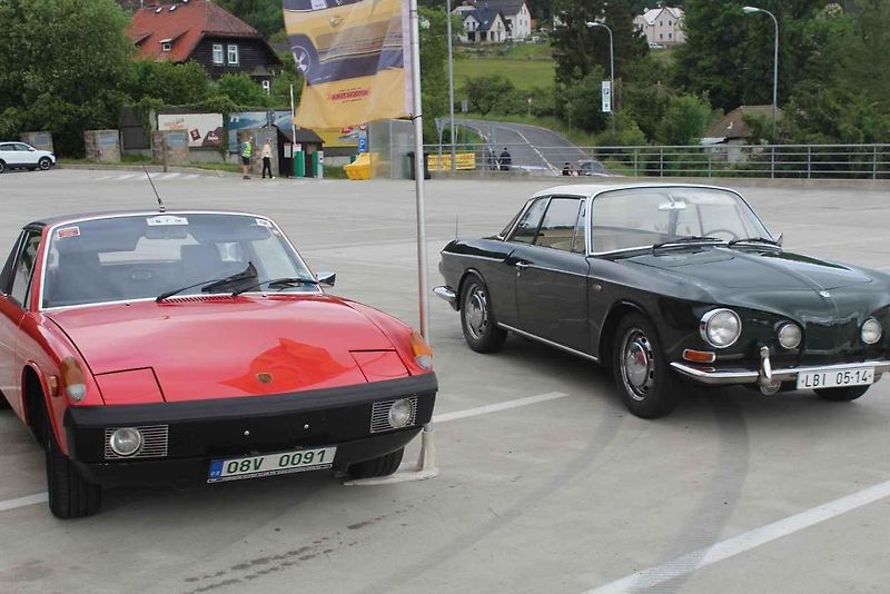 Na Centrální parkoviště P1 ve Skiareálu Ještěd se sjelo přes sedm desítek účastníků.