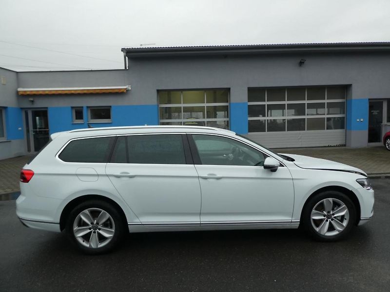 Volkswagen Passat Kombi 2,0 TDi 110kW automat na - fotka 2 z 15