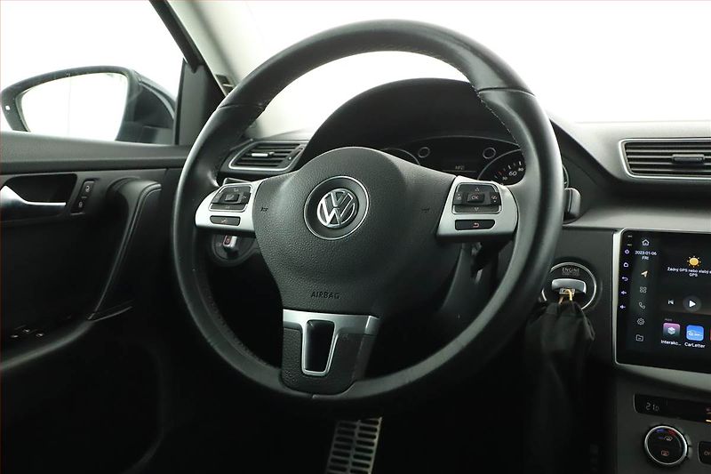 Volkswagen Passat (2012) 1.6 TDI, Xenony, Park. senzory - fotka 8 z 18