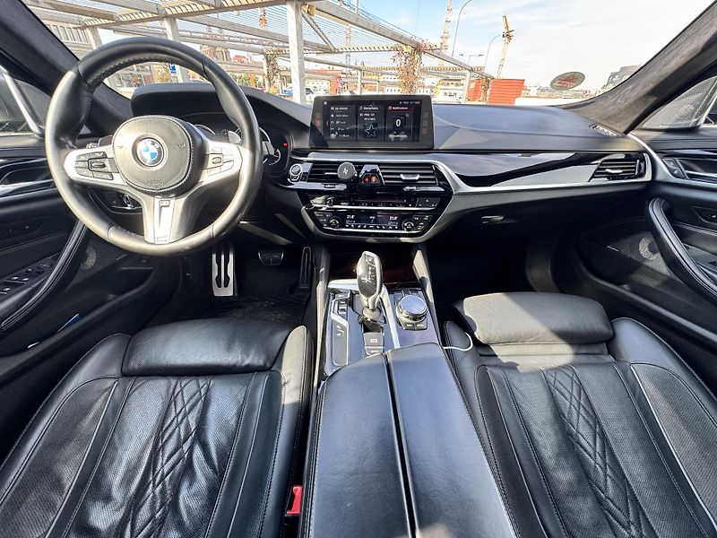 BMW Řada 5 M550i xDrive nez.topení  - fotka 17 z 34