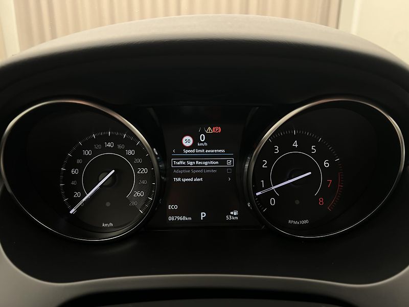 Jaguar E-Pace P250 AWD AUT - fotka 37 z 44