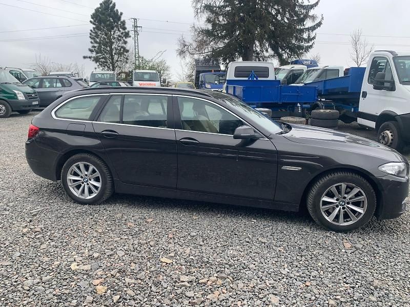 BMW Řada 5 (2013) 520d - fotka 3 z 12