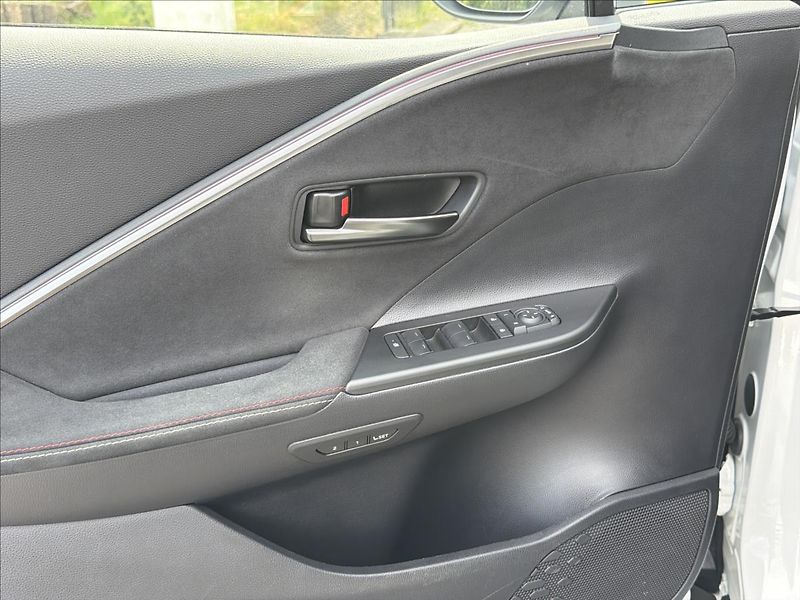 Toyota C-HR 2,0 Hybrid E-CVT AWD GR Sport - fotka 29 z 32