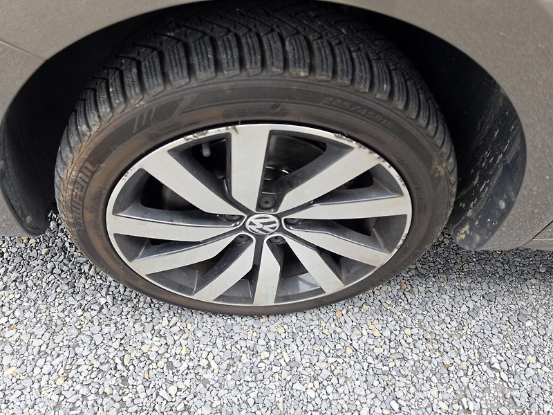 Volkswagen Sharan 2.0TSI Highline 7 TZ Masáž Led - fotka 16 z 24