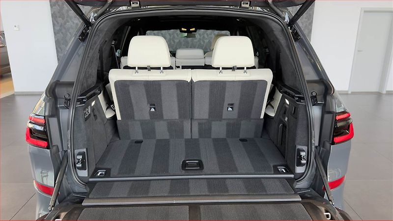 BMW X7 (2023) xDrive40i - fotka 23 z 24