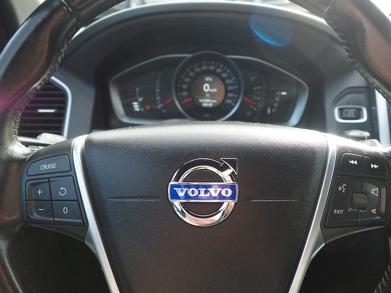 Volvo XC60 (2015) 2.4D D4 AWD - fotka 22 z 34