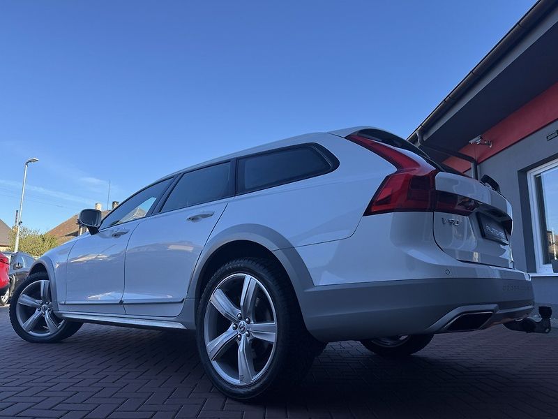 Volvo V90 (2018) 2.0D AWD Ocean Race LED - fotka 45 z 46