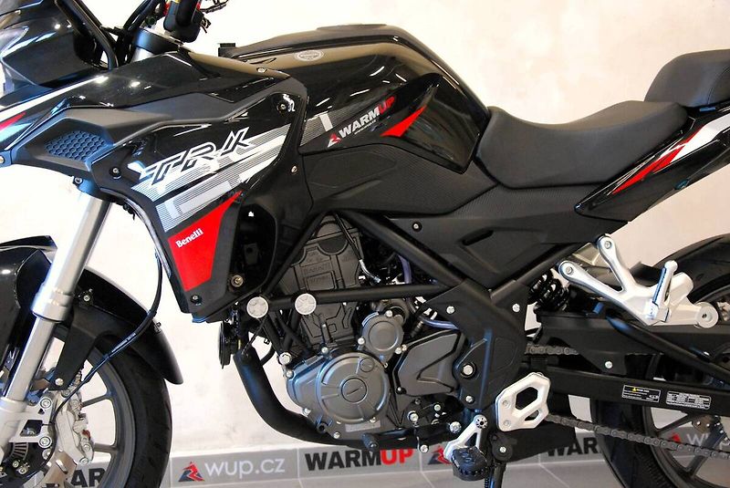 Benelli TRK 251 (2024) pouze 523km, hezký stav, původ - fotka 15 z 20