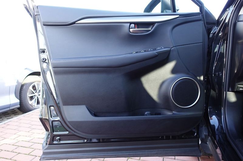 Lexus NX 300h 2,5HSD AWD PRESTIEGE SAFETY - fotka 10 z 34