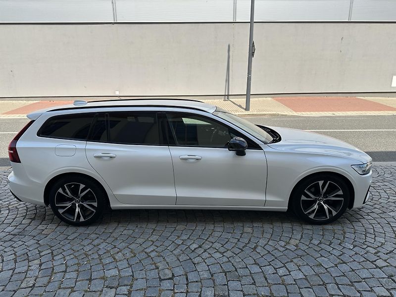 Volvo V60 B4 2,0 145 KW R design - fotka 8 z 18