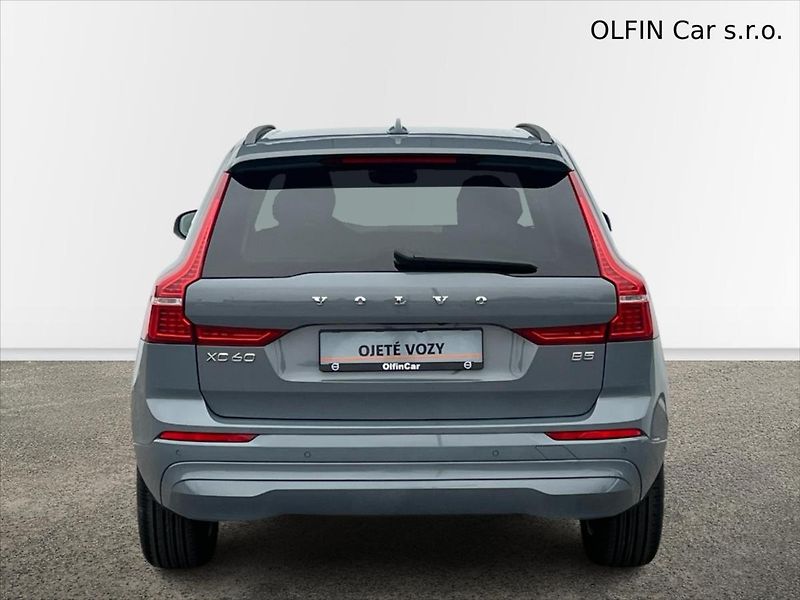 Volvo XC60 2,0 184 kW 8AT FWD CORE  B5 - fotka 8 z 26