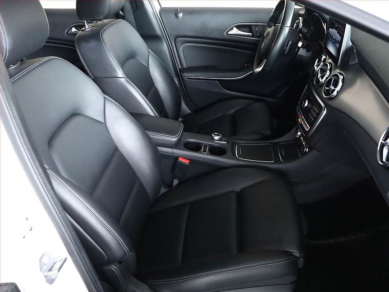 Mercedes-Benz GLA (2018) AMG line 220 4MATIC, 4X4 - fotka 7 z 22