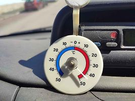 Teplota v autě na slunci rychle stoupá. Přivřená okénka nijak nepomáhají snížit teplotu. Protisluneční plachta na auto pomáhá výrazně snížit teplotu v interiéru.