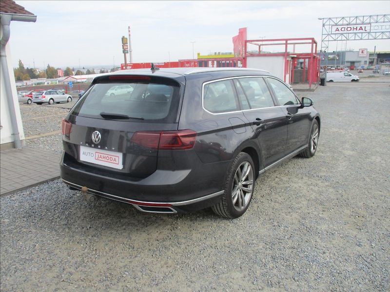 Volkswagen Passat 2,0 TDI, Elegance, DSG, servis - fotka 6 z 35