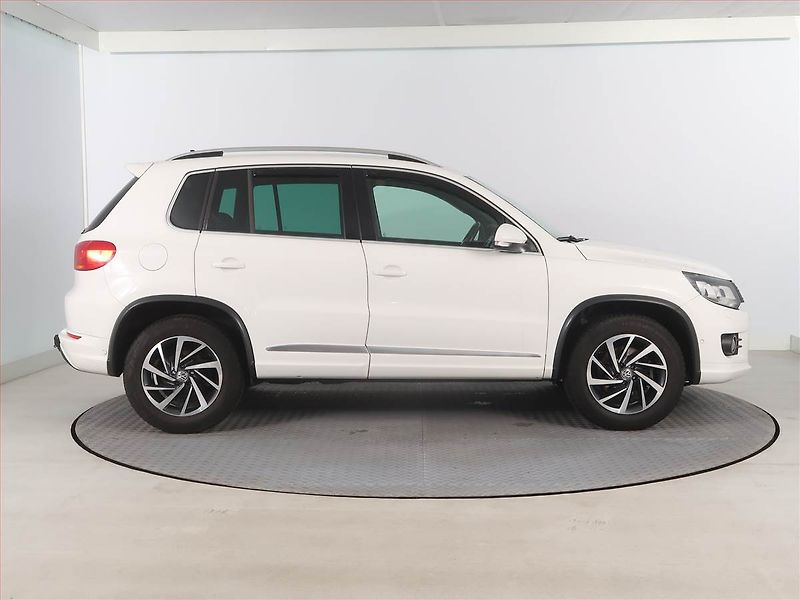 Volkswagen Tiguan (2012) R-Line 2.0 TDI, 4X4 - fotka 6 z 17