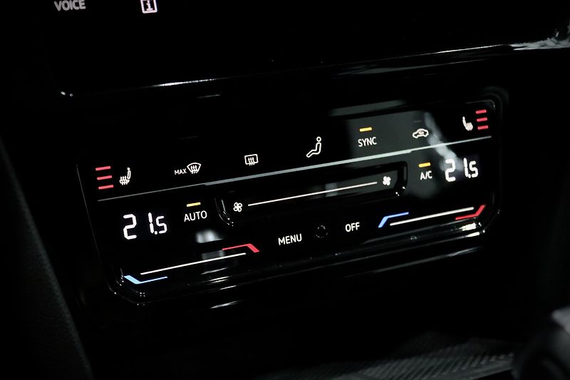 Volkswagen Passat 2.0 TSI 140 kW DSG Elegance - fotka 37 z 47