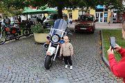 Snímek na památku u policejního motocyklu Harley-Davidson.