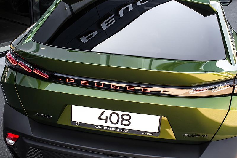 Peugeot 408 (2026) 1,6 GT Plug-in HYBRID 240 e-DC - fotka 7 z 22