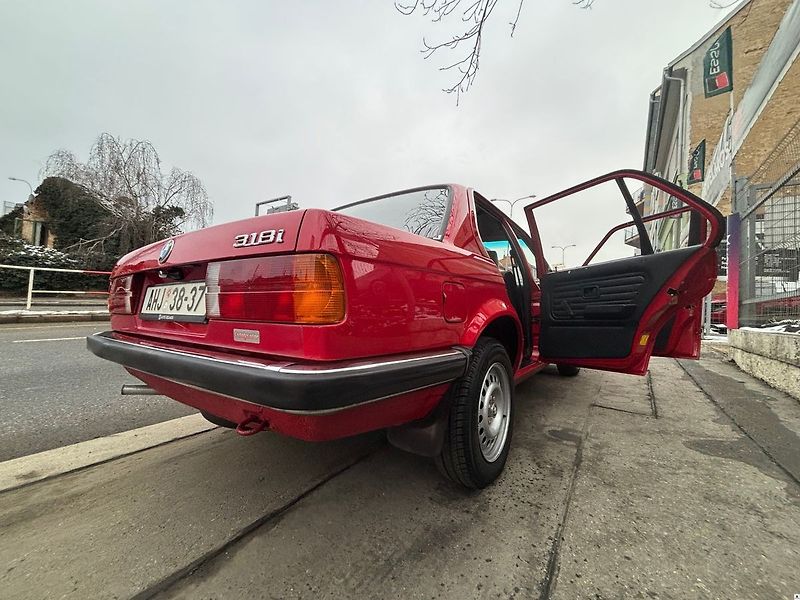 BMW Řada 3 E30-318i/1986/2.maj. garážován - fotka 17 z 50