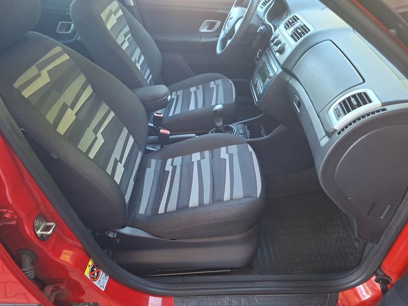 Škoda Fabia (2010) 1.2i 51kW -NEHAV.-SERVISOVÁNO! - fotka 23 z 33