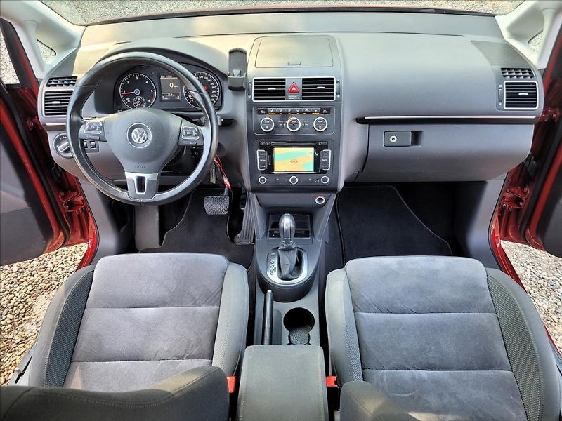 Volkswagen Touran 2,0 dsg,Highline,kůže,navi - fotka 19 z 44