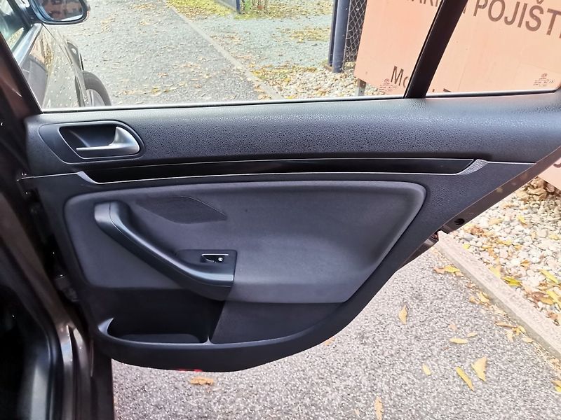 Volkswagen Golf (2011) 1.4TSi 90kw Temp AC PDC Tažné - fotka 16 z 27