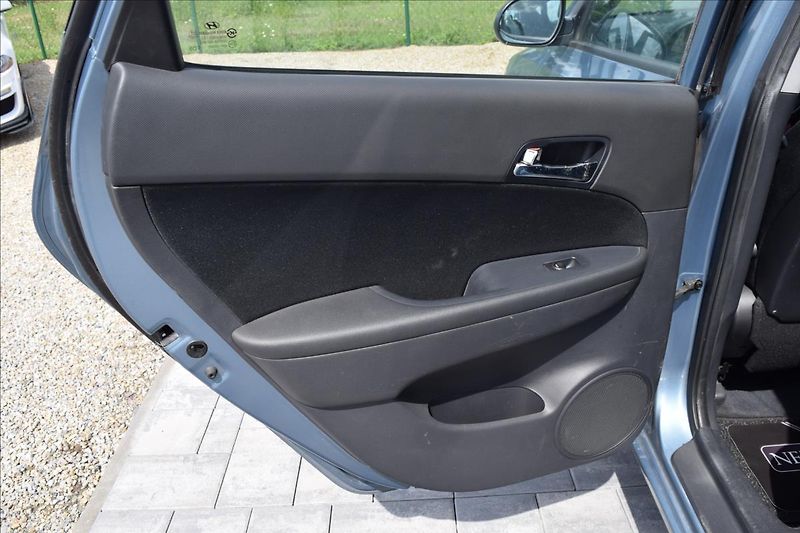 Hyundai i30 1,6 CRDi 66KW COMFORT+ 2XKOLA - fotka 24 z 42