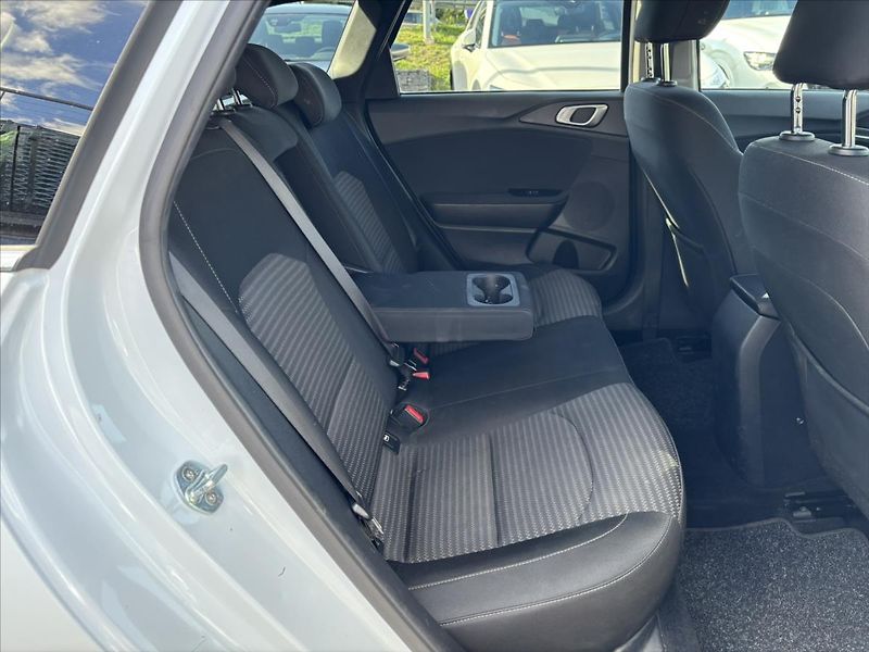 Kia Ceed 1,5 TGDi 118kW TOP ZÁRUKA NAVI - fotka 14 z 40