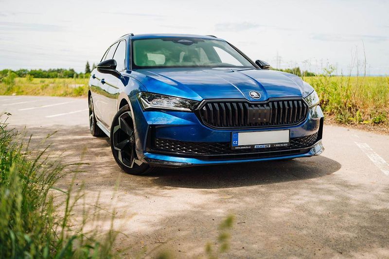 Škoda Superb (2025) 2.0 TDI, Sportline, Navigace - fotka 2 z 31
