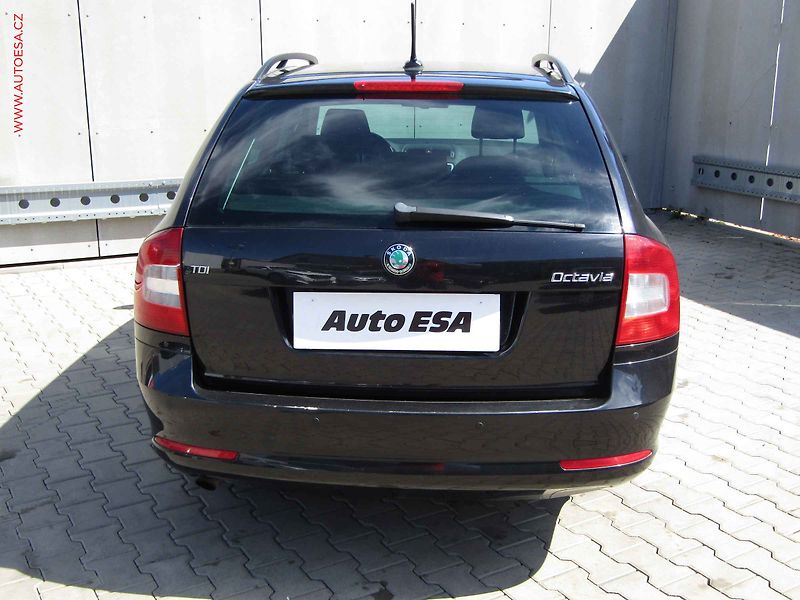 Škoda Octavia (2013) 2.0 TDi, AC, park.čidla - fotka 5 z 19