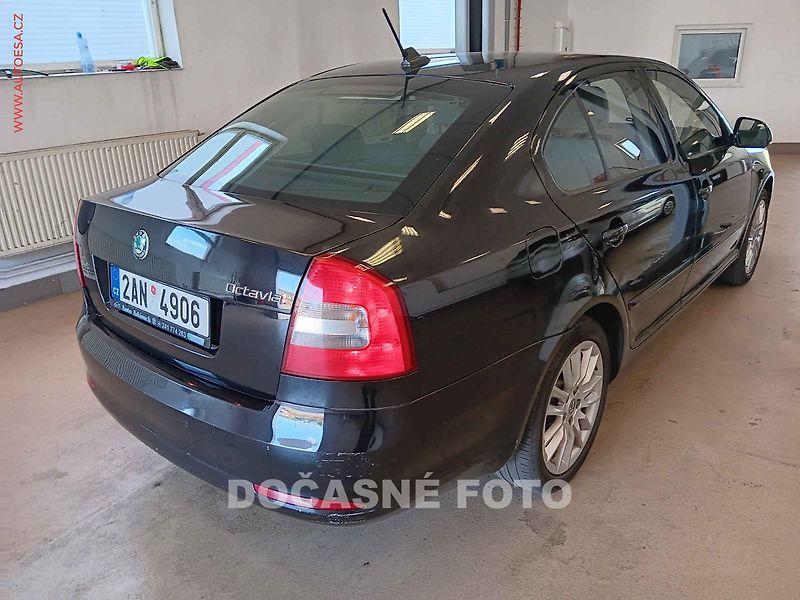 Škoda Octavia (2011) 2.0 TDi, ČR, Xenon, navi - fotka 2 z 3