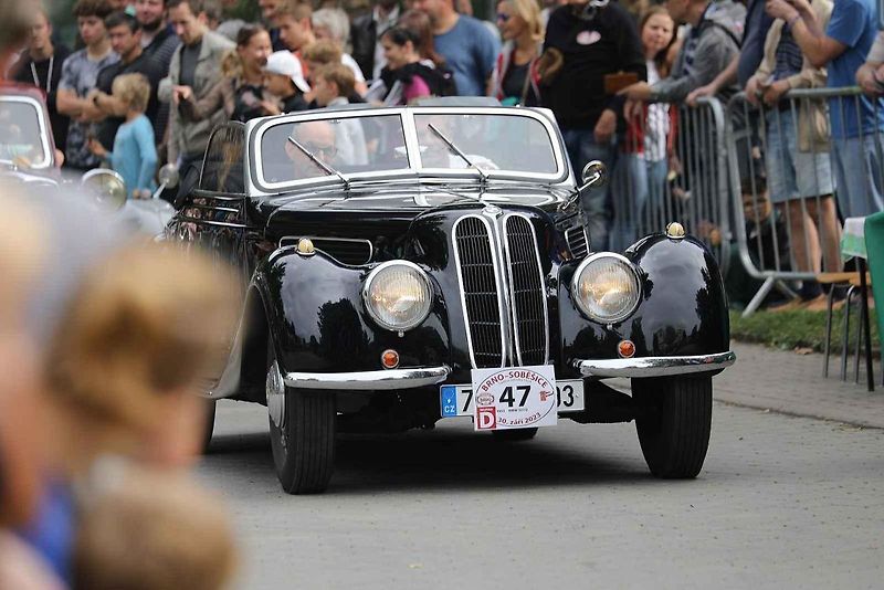 Na akci Jízda do vrchu a výstava historických vozidel se představilo na tři sta automobilů a motocyklů.