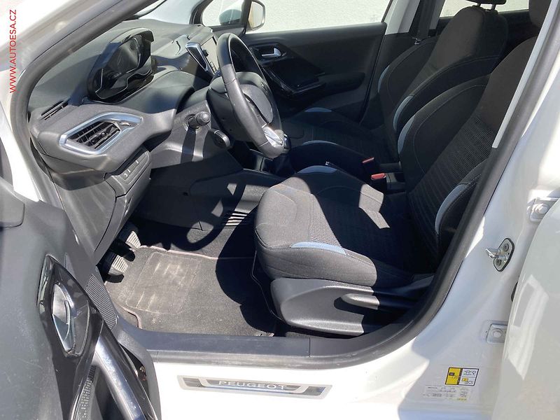Peugeot 208 (2014) 1.2 PT, Allure, navi, panor - fotka 9 z 17