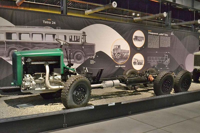 Třínápravové autobusy Tatra T24 patřily mezi cestujícími k velice oblíbeným. Na snímku je autobus z roku 1936.