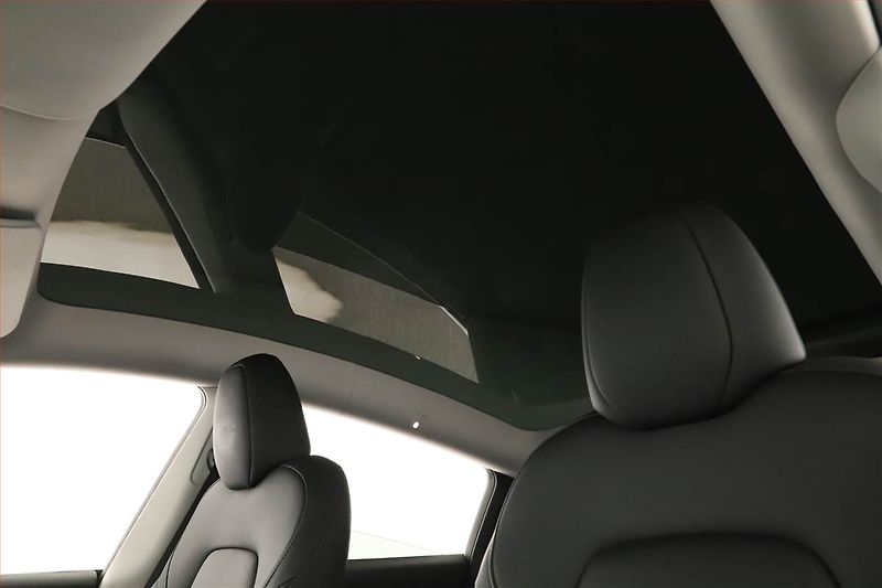 Tesla Model Y (2022) RWD LFP 60kWh, SoH 95% - fotka 10 z 19