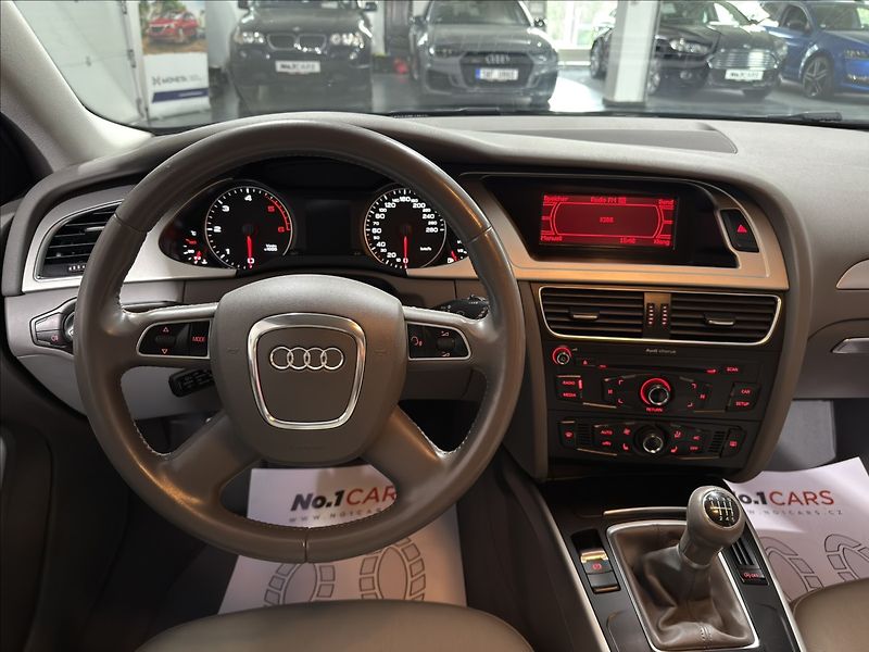Audi A4 2,0   TDI B8 1.MAJITEL BI-XEN - fotka 22 z 43
